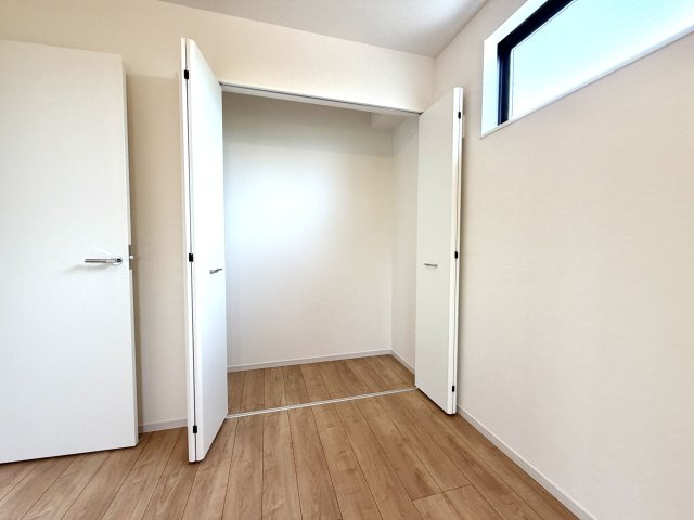 越谷市大泊２１期１号棟　新築戸建の収納|室内をすっきり見せる大容量クローゼット。荷物が増えても安心して収納できます。