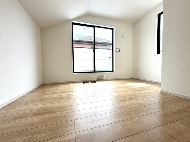 越谷市大泊２１期１号棟　新築戸建の洋室|シンプルで使いやすいデザインの洋室。窓からの風通しも良く爽やかに過ごせます。