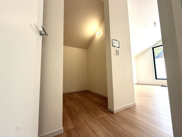 越谷市大泊２１期１号棟　新築戸建の収納|中の荷物が一目で見渡せる使いやすいクローゼット。サッと取り出せるので朝の身支度も時短になります。