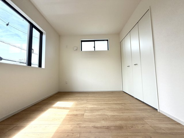 越谷市大泊２１期１号棟　新築戸建の洋室|天井が高く開放感あふれる洋室スペース。実際の面積以上の広がりを感じられる気持ちの良いお部屋です。