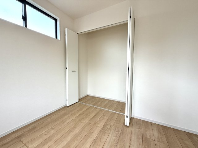 越谷市大泊２１期１号棟　新築戸建の収納|シーズンオフの家電やスーツケースも無理なく収まる奥行き。お部屋に余計な家具を置かずに済みます。