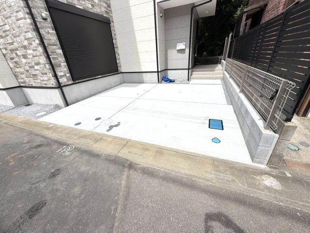 越谷市大泊２１期１号棟　新築戸建の駐車場|並列で2台分の車を停められる広い駐車スペース。ご夫婦での複数台所有や来客時にも大変便利です。