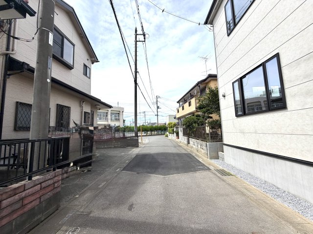 越谷市大泊２１期１号棟　新築戸建の前面道路含む現地写真|前面道路は交通量が少なく静かな環境。お子様やペットの移動も安心です。