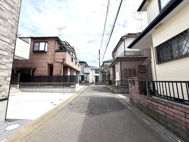 越谷市大泊２１期１号棟　新築戸建の前面道路含む現地写真|見通しが良く整備された前面道路。周辺は落ち着いた住宅街が広がっています。