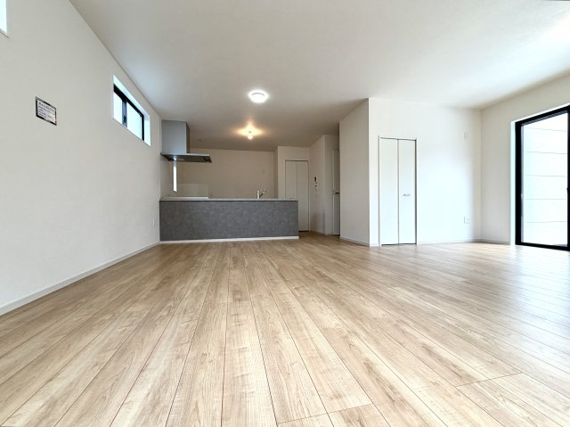 越谷市大泊２１期１号棟　新築戸建の居間・リビング|自然光が差し込む明るいリビング。インテリアの配置もしやすい整った間取りです。