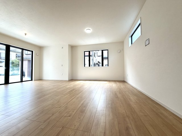 越谷市大泊２１期１号棟　新築戸建の居間・リビング|家族の笑顔が集まる快適なリビング。吹き抜ける風と柔らかな陽光が心地よい空間を演出します。