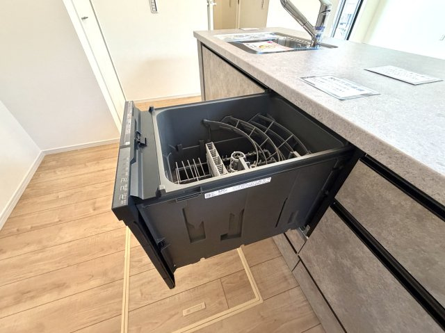 越谷市大泊２１期１号棟　新築戸建のキッチン|食洗器完備で家事効率もアップ。共働きのご家庭にも嬉しい設備が整っています。