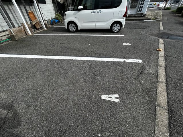 シャンウエストの駐車場