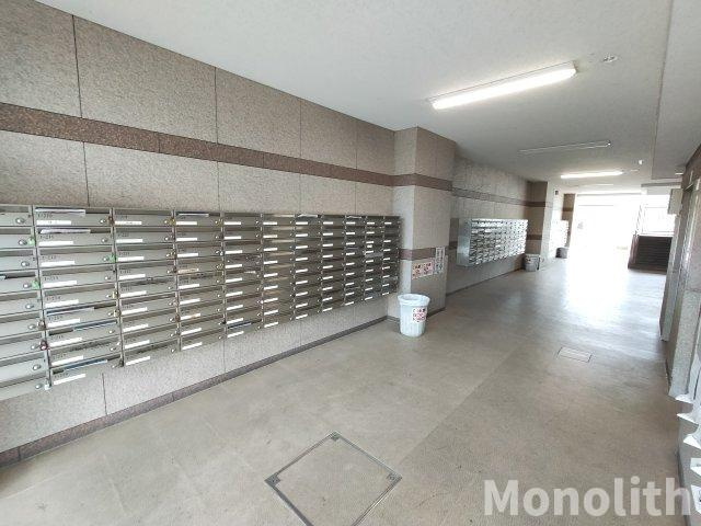 鶴山台1号棟のエントランス