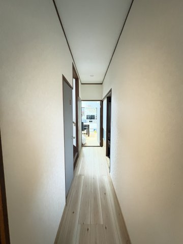 売中古戸建　沼津市小諏訪のその他共用部分|奥まで視線が抜ける廊下です。明るく開放感のある住空間です。
