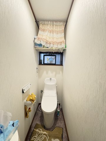 売中古戸建　沼津市小諏訪のトイレ|採光窓があり、明るく爽やかな印象のトイレです。
