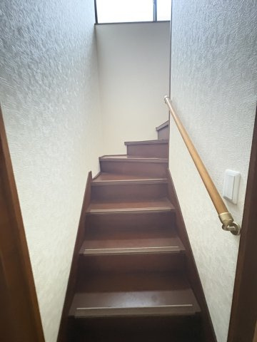 売中古戸建　沼津市小諏訪の内装|手すり付きで安心感のある階段です。窓から光が差し込む明るい空間です。