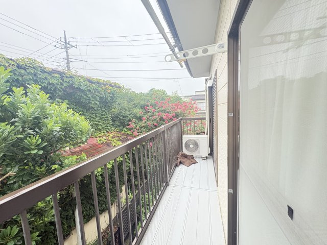 売中古戸建　沼津市小諏訪のその他|緑豊かな景色を楽しめる、ゆとりあるバルコニーです。
