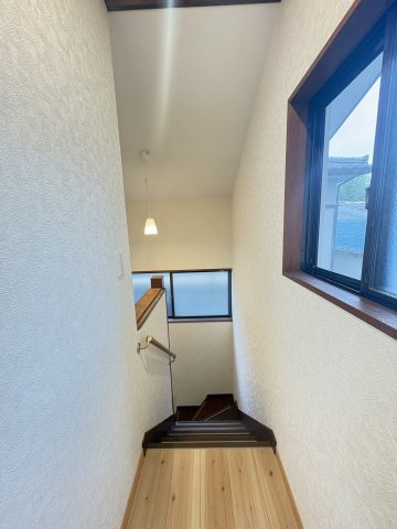 売中古戸建　沼津市小諏訪のその他共用部分|窓から自然光が差し込む、明るく開放感のある階段スペースです。