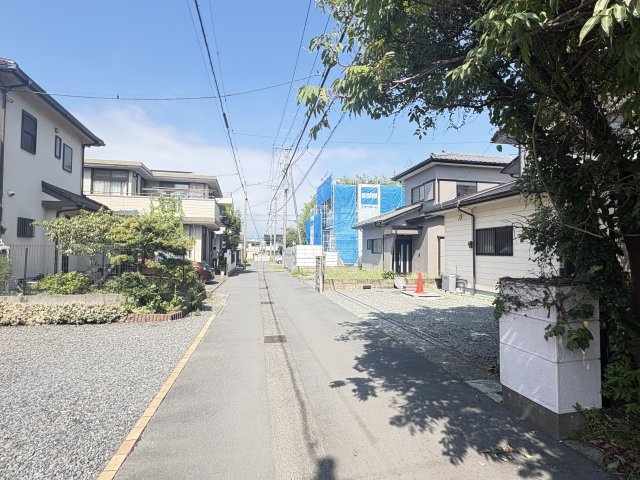 売中古戸建　沼津市小諏訪の周辺|前面道路が平坦で、車の出し入れもスム－ズです。緑豊かで開放感のある静かな住環境です。