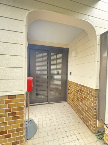 売中古戸建　沼津市小諏訪の玄関|レンガ調のアクセントが印象的な、落ち着きのある玄関です。