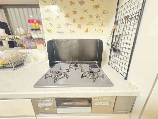 売中古戸建　沼津市小諏訪のその他|3口コンロ＆グリル付きで、毎日のお料理を快適にサポートします。