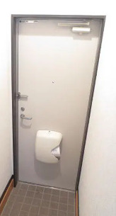 Rビルの玄関