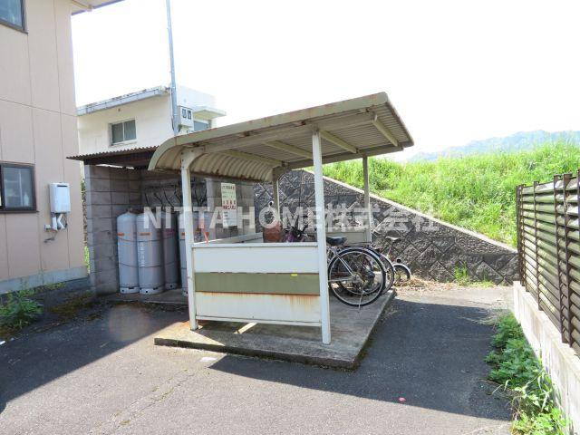 丹波市柏原町南多田のアパートのその他共用部分|屋根付きの駐輪場があります☆彡