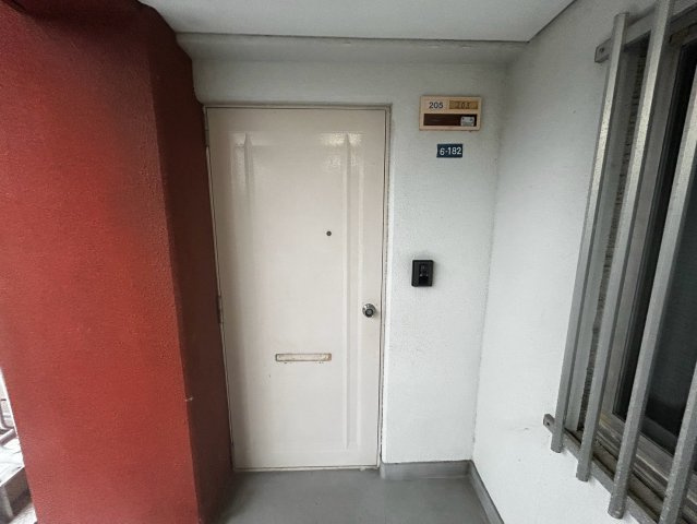 松本マンションの玄関