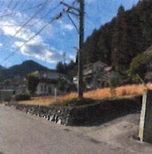 あきる野市小中野　売地の前面道路含む現地写真