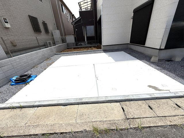 越谷市大林１３期１号棟　新築戸建の駐車場|並列で2台分の車を停められる広い駐車スペース。ご夫婦での複数台所有や来客時にも大変便利です。