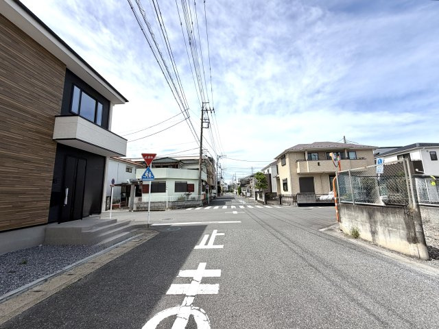 越谷市大林１３期１号棟　新築戸建の前面道路含む現地写真|前面道路は交通量が少なく静かな環境。お子様やペットの移動も安心です。