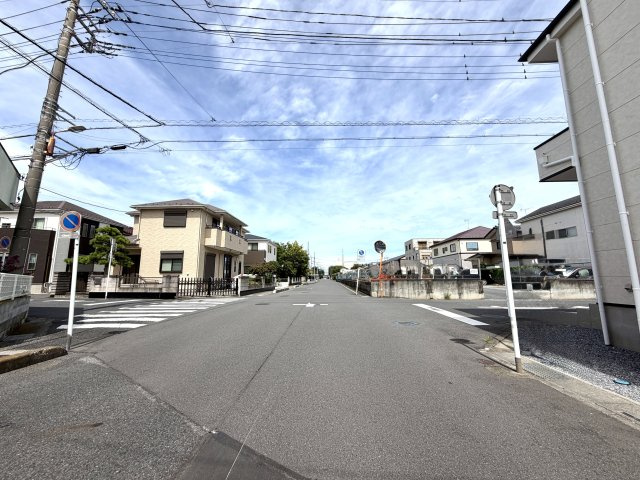 越谷市大林１３期１号棟　新築戸建の前面道路含む現地写真|見通しが良く整備された前面道路。周辺は落ち着いた住宅街が広がっています。