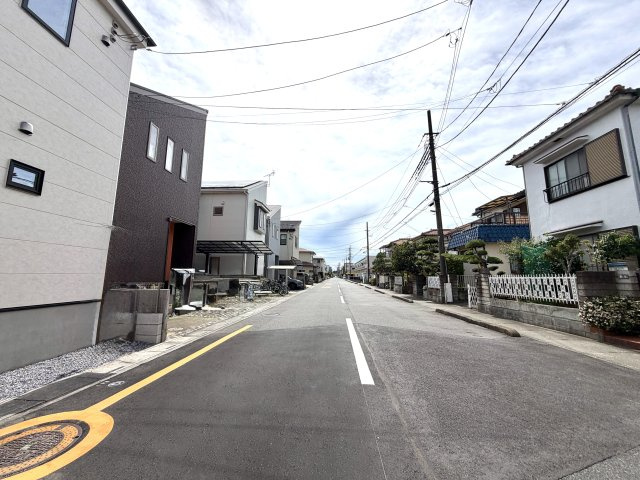 越谷市大林１３期１号棟　新築戸建の前面道路含む現地写真|突き当たりや交通の抜け道になっていない静かな道路。外からの侵入者が少なく防犯面も良好です。