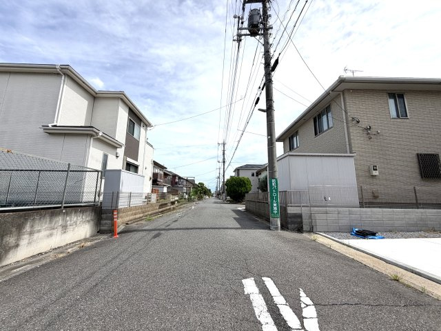 越谷市大林１３期１号棟　新築戸建の前面道路含む現地写真|幅員にゆとりのある前面道路。車のすれ違いや駐停車もスムーズに行えます。