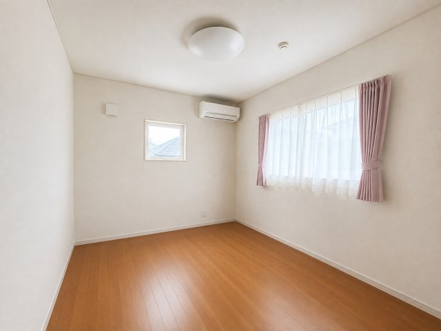 橿原市地黄町の洋室|◆明るい洋室です　クローゼット付き◆　※家具・小物はAIで消しています
