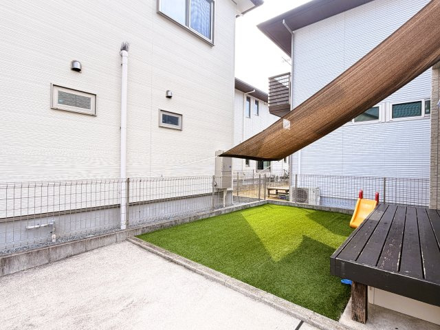 橿原市地黄町の庭|◆人口芝のお庭です！お子様が遊んだりBBQなども楽しめますね◆