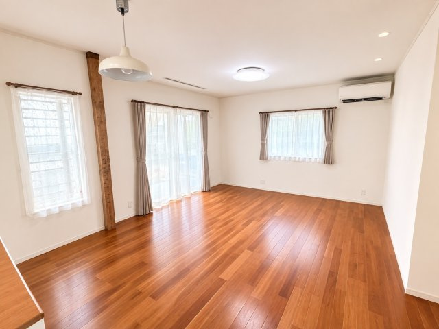 橿原市地黄町の居間・リビング|◆広々二面採光で室内が明るいです　※家具・小物はAIで消しています◆