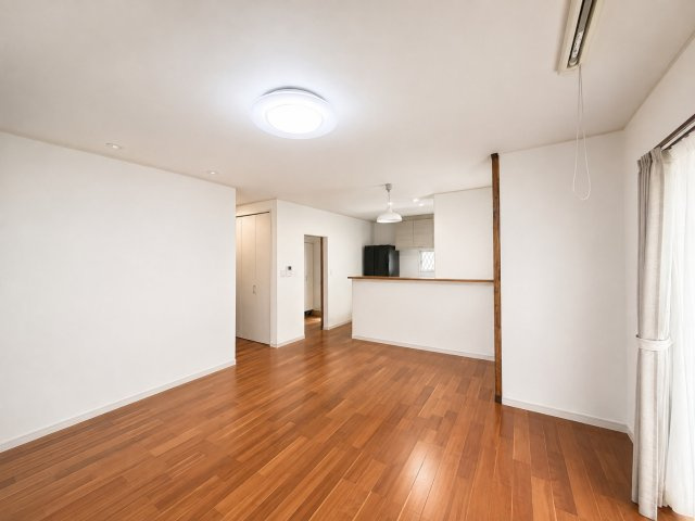 橿原市地黄町の居間・リビング|◆ゆったりとした空間のリビングです◆　※家具・小物はAIで消しています