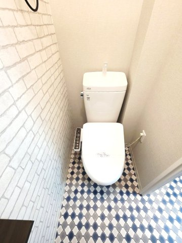 【トイレ】 | エクレール　ヨコハマ | エクレール・ヨコハマ　　　レトロ調の床とレンガ調の壁や雰囲気のあるペーパーホルダーとタオル掛けがいい感じです♪温水洗浄便座付き！