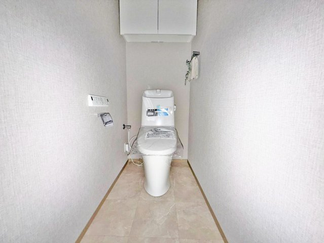 シティゲートタワー千里中央のトイレ|新調済みのきれいなトイレに、便利なウォシュレット機能を備えています。清潔感のある空間で、快適にご利用いただけます。
