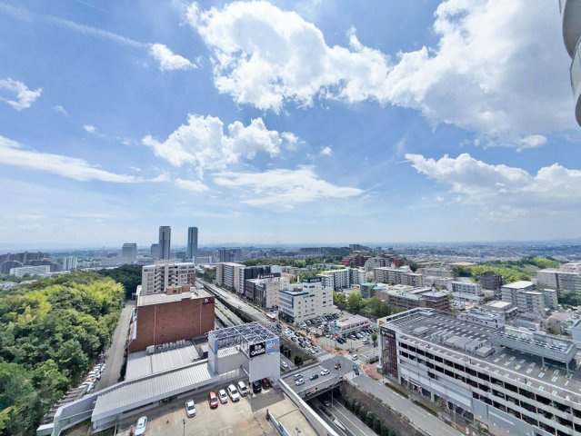 シティゲートタワー千里中央の展望|目の前に高い建物がないため、空の広がりを感じられる開放的な住環境です。