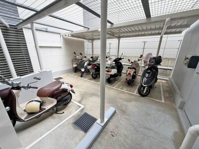 シティゲートタワー千里中央のその他共用部分|敷地内にバイク置き場を備えています。通勤・通学やお買い物など、バイクを利用する機会が多い方にも便利な共用設備です。