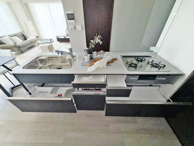 シティゲートタワー千里中央のキッチン|収納力のあるシステムキッチンで、散らかりがちなキッチンも整然と使えます。