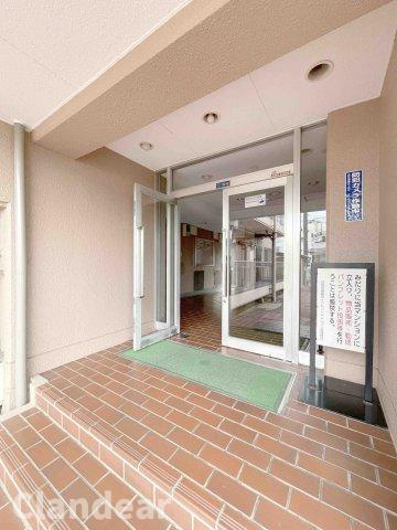 白鳥１番館ダイヤモンドマンションのエントランス|ドキドキの新生活も、安心してスタート。ぴったりの住まいを見つけませんか？クランディアが一緒に住まい選びをサポートします‼　まずは、お気軽にお問合せください　＃クランディア