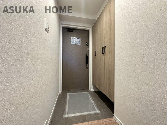 コスモ保土ヶ谷パークフォルムの玄関|木目調のシューズボックスが落ち着いた印象の玄関です。収納が埋め込み式なので、玄関をスッキリ使えますね