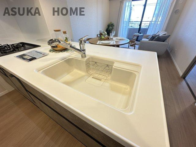 コスモ保土ヶ谷パークフォルムのキッチン|LDKが見渡せるカウンターキッチン、お料理をしながら家族との団欒の時間も過ごせるキッチンです