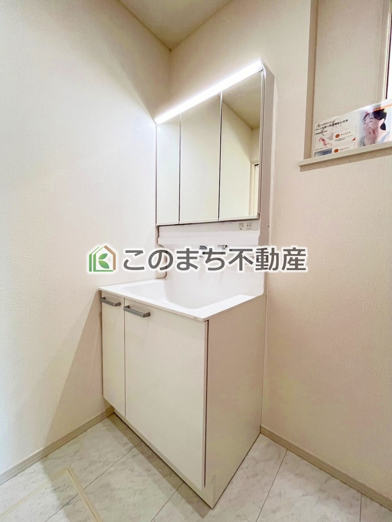 いろどりアイタウン那須塩原市埼玉26-P1の洗面所|同社施工物件の写真です。※建具やフローリング、その他仕様が違う場合がございます。シャンプードレッサーで朝の身支度♪伸びるホースでお掃除も簡単清潔です！