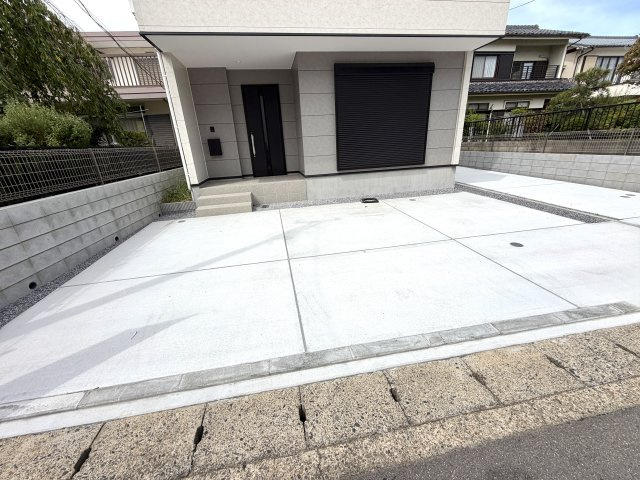 越谷市大林１４期２号棟　新築戸建の駐車場|並列で2台分の車を停められる広い駐車スペース。ご夫婦での複数台所有や来客時にも大変便利です。
