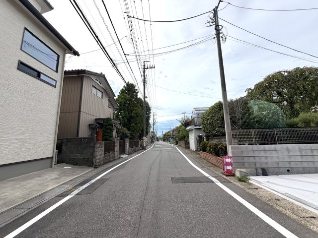越谷市大林１４期２号棟　新築戸建の前面道路含む現地写真|前面道路は交通量が少なく静かな環境。お子様やペットの移動も安心です。