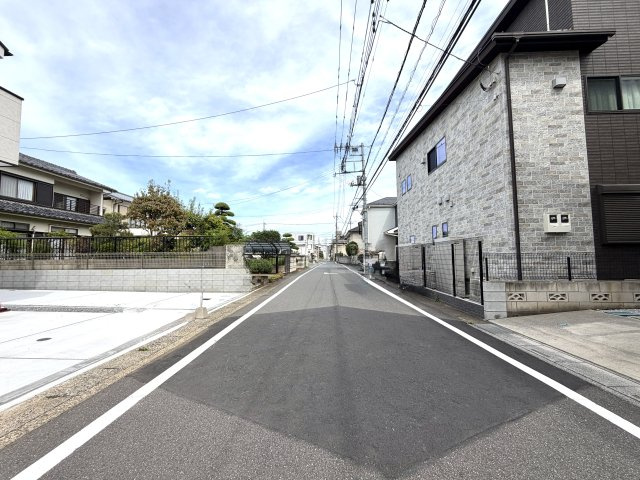 越谷市大林１４期２号棟　新築戸建の前面道路含む現地写真|見通しが良く整備された前面道路。周辺は落ち着いた住宅街が広がっています。