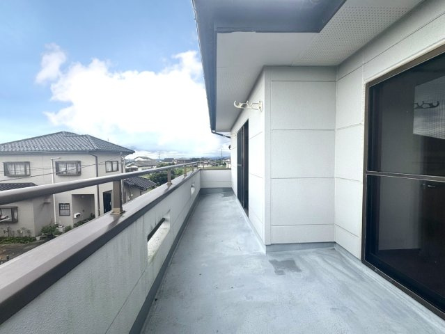 【中古戸建】前橋市横沢町のバルコニー|■バルコニー｜ワイドバルコニーは、溜め込んでしまったお洗濯物を一気に干すことができるくらいのスペースがあります。二部屋から出入り可能なのでお布団などもラクラク干せますね♪
