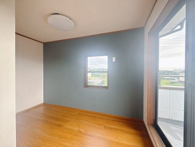【中古戸建】前橋市横沢町の洋室|■2階洋室｜お子様の一人部屋にピッタリな洋室。木のぬくもりを感じるフローリングは、天然木の味わいが時とともに深みを増していきます。また、傷にも強く、フリーワックスでお手入れもラクラクです♪