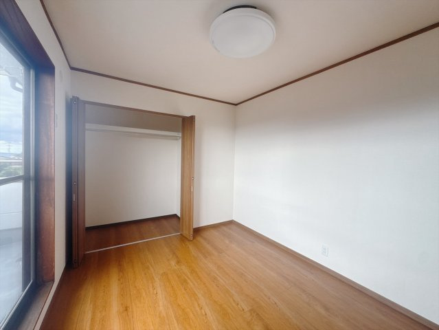 【中古戸建】前橋市横沢町の洋室|■2階洋室｜ナチュラルカラーの床です。模様替えなどとても楽しく工夫できます♪陽当たり、風通しもとても良いので毎日快適な生活スタートです！子供部屋にも良いですね♪