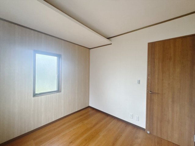 【中古戸建】前橋市横沢町の洋室|■2階洋室｜2階洋室には大きな窓をご用意しています。日中はあたたかな日差し差し込み自分時間も充実できますね＾＾